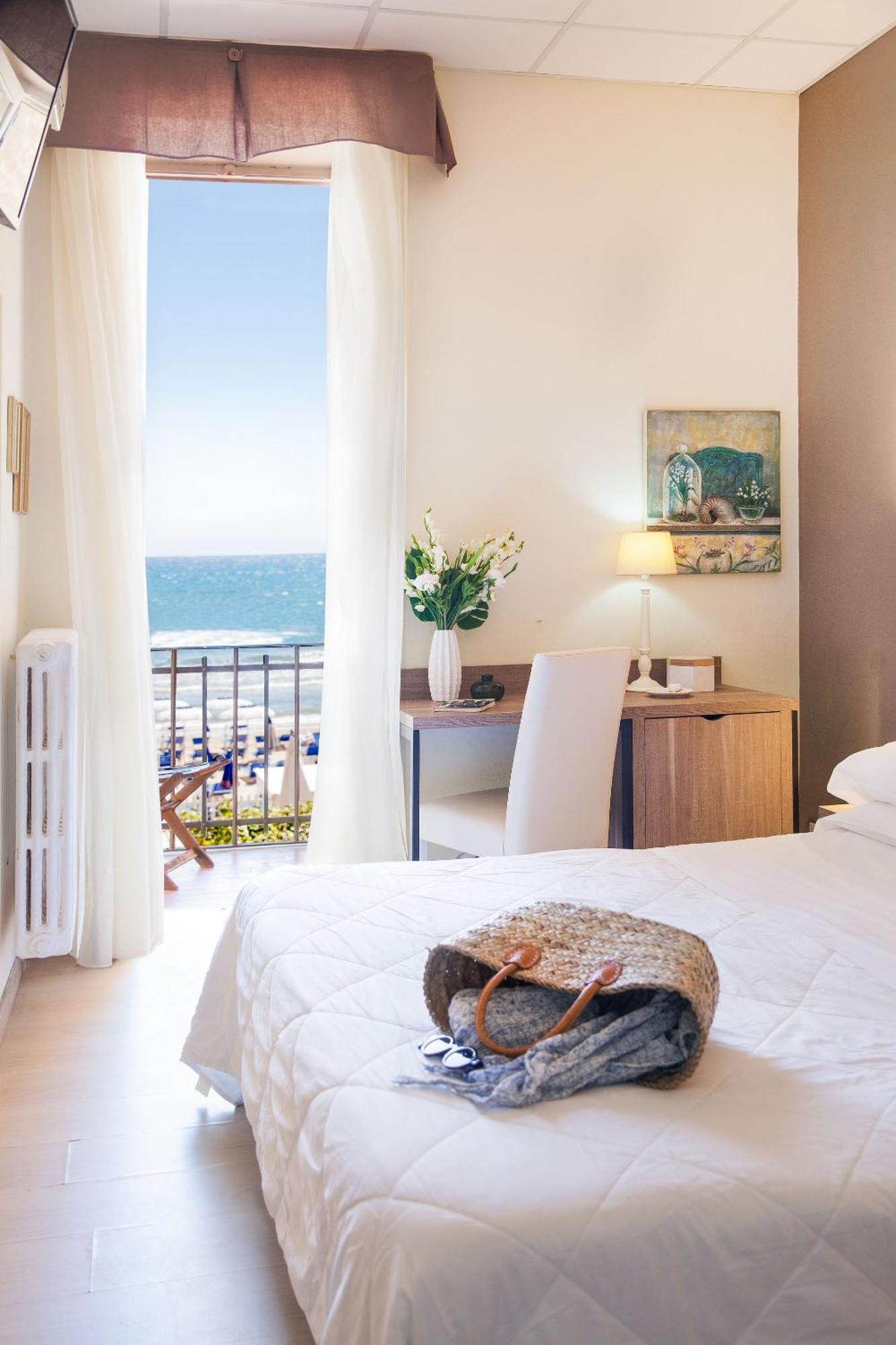 Hotel Tina Diano Marina Bagian luar foto
